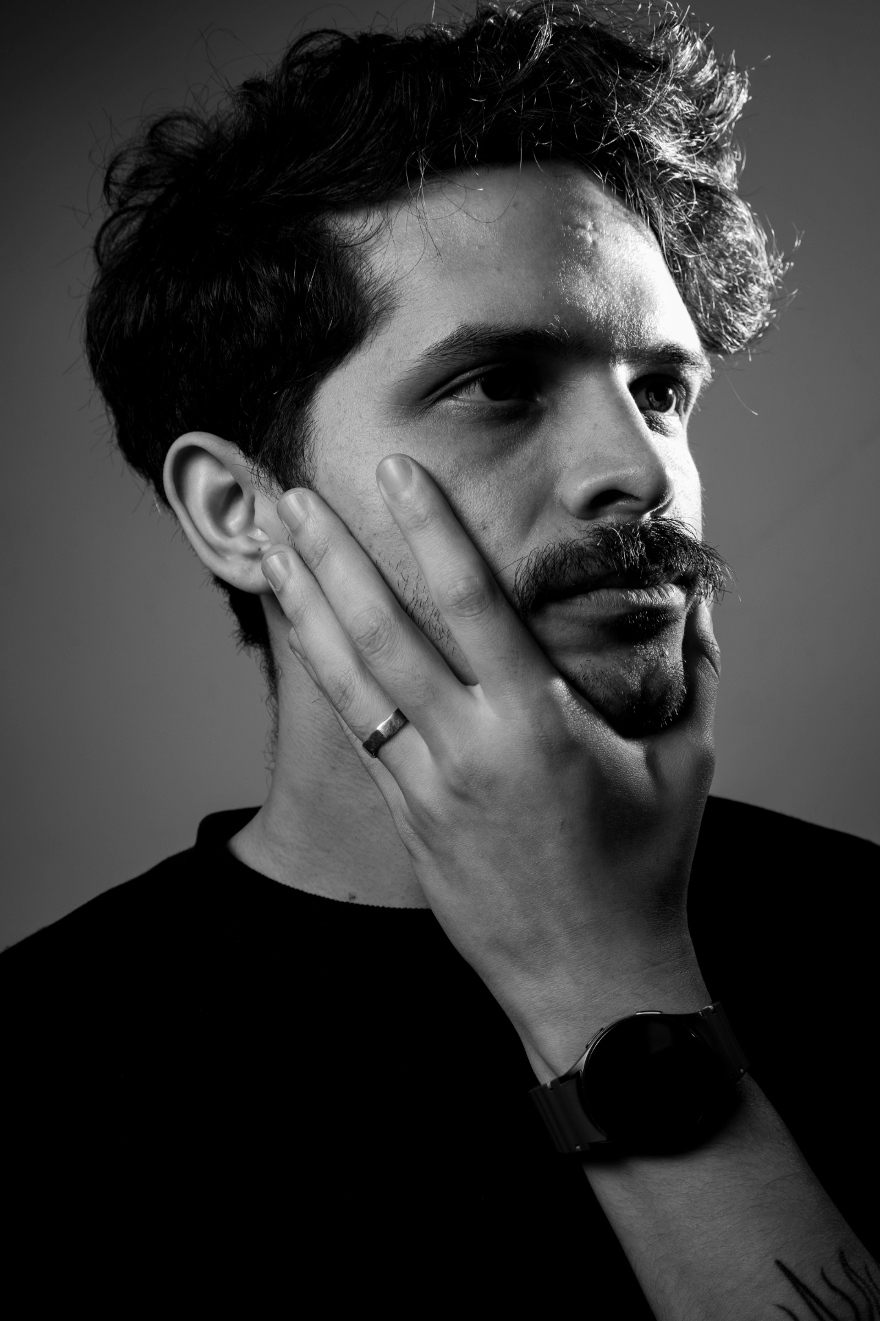 Photography of Facundo Leites. A 31 years old male, with short black hair and a moustache wearing a black oversized t-shirt.